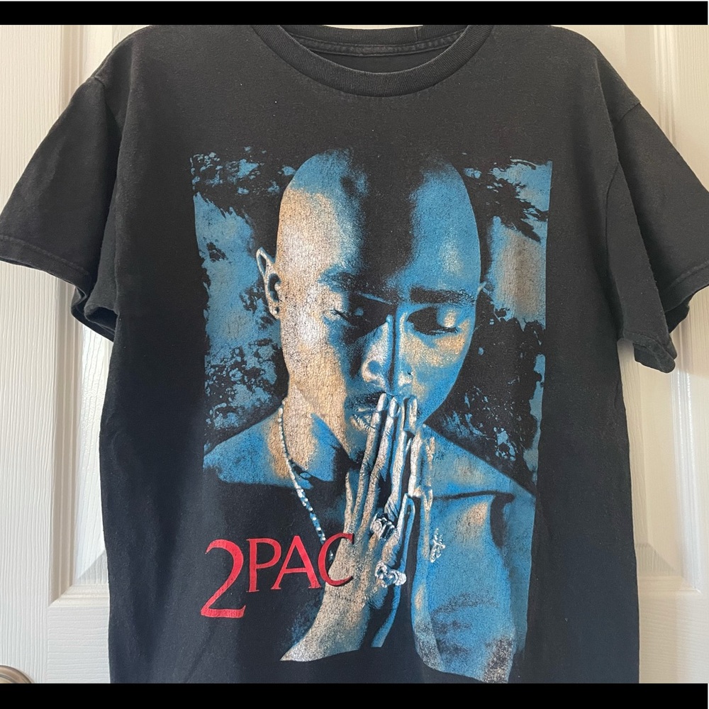 Selling a 2 pac size small shirt